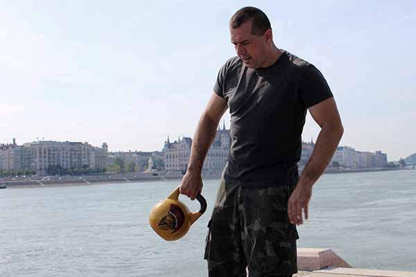 Csürke Csaba spartan kettlebellel a Duna parton
